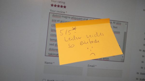 Klebezettel auf einem Computer-Bildschirm der einen Bewertungsbildschirm anzeigt mit der Aufschrift "Leider nicht so einfach"