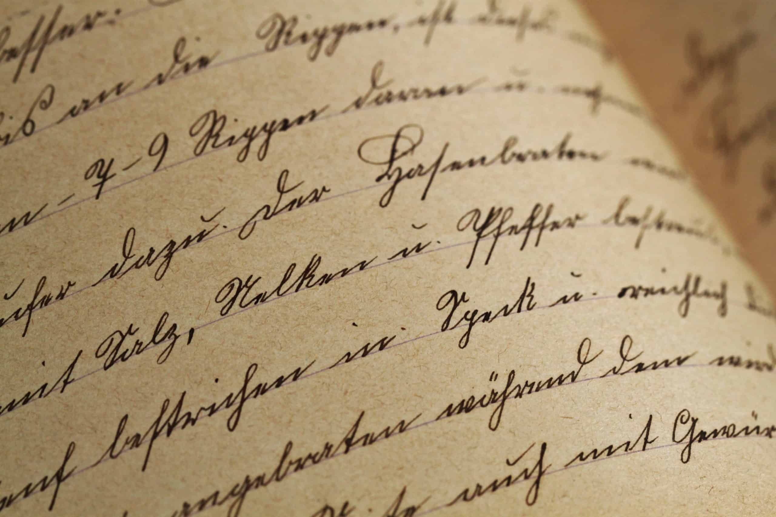 Illustrative Handschrift auf altem, gelbem, fast vergilbtem Papier